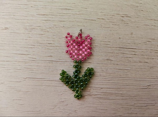 Мастер-класс по бисероплетению Подвеска «Тюльпан»