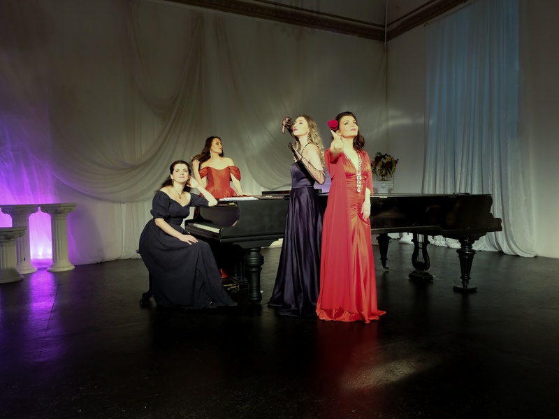 «Шерше ля фам» спектакль-концерт за столиками с фуршетом ко Дню 8 марта