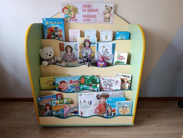 Месяц март и день восьмой пахнет в воздухе весной