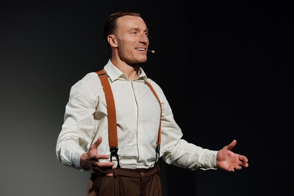 Спектакль «Владимир Маяковский. Послушайте!»