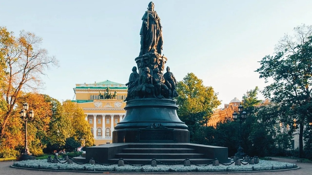 История для девочек. Праздничная пешеходная экскурсия с чаепитием