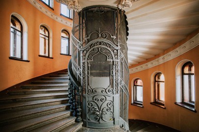 По дворам и парадным Петербурга