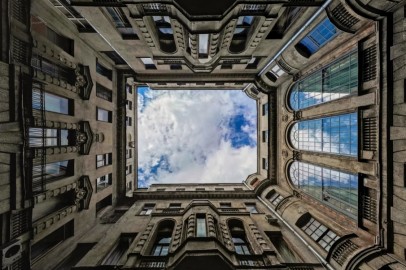 За фасадами Петроградки: дворы-колодцы и парадные