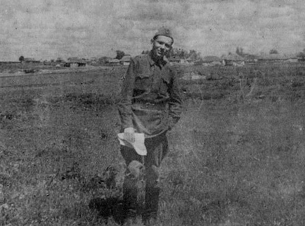 История экспоната «Фото Н.В. Романовского возвращающегося с боевого задания»