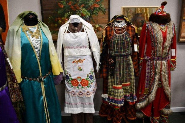 «Радужное соцветие костюмов Поволжья»