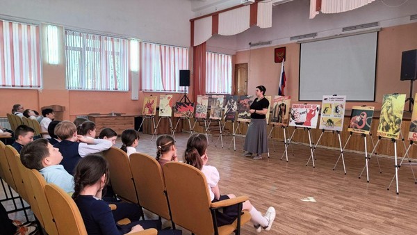 Экскурсия по передвижной выставке «Карандаш на службе Отечеству»