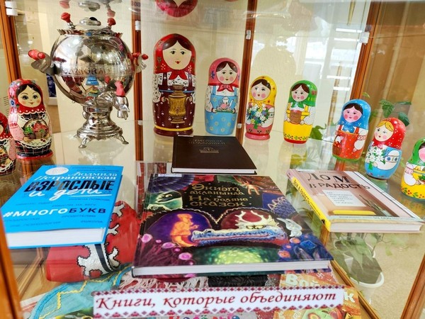 Обзор книжной выставки инсталляции «В кругу семьи»