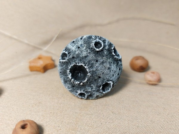 Мастер-класс по лепке из полимерной глины Брелок «Спутница Земли»