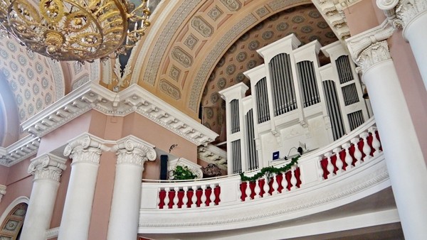 Виртуозный орган при свечах