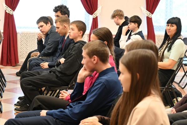 Информационный час «Космический рубеж: история и современность»