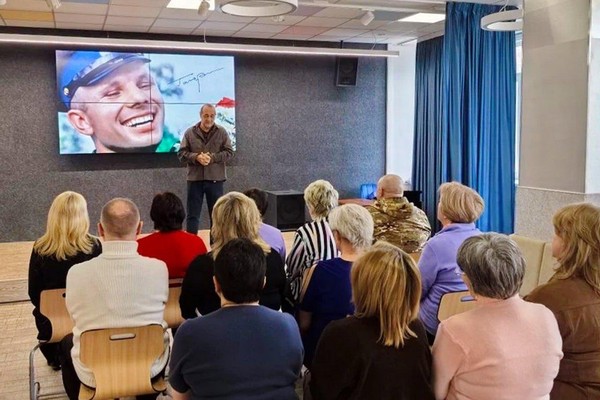 «От «Спутника» первого до МКС, от Гагарина к новым героям!»