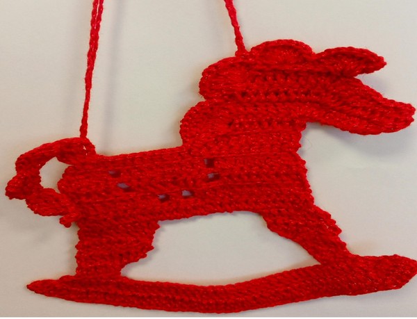 Вязанная игрушка «Красный жеребец»