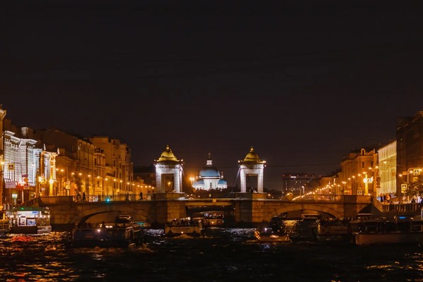 Романтичный саксофон на однопалубном теплоходе