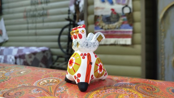 Роспись дымковской свистульки «Петушок и курочка»