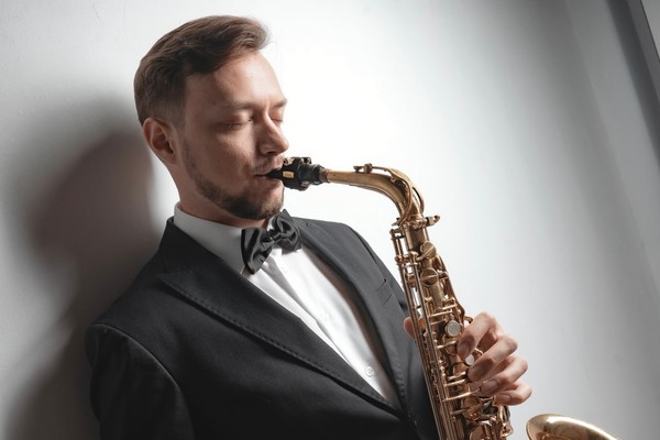 Орган и саксофон при свечах: лунный свет над Невой