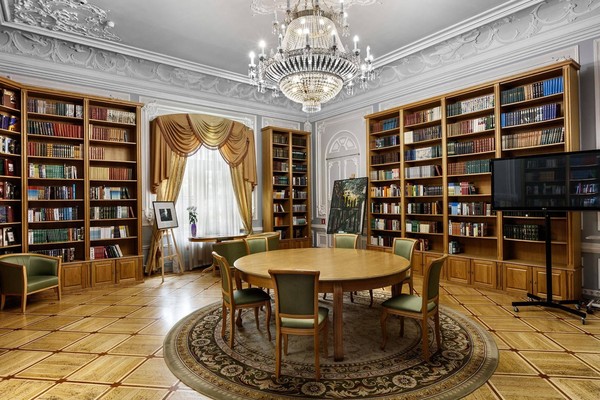 Дискуссия «Куда уходит детство: зачем взрослым читать детские книги?»