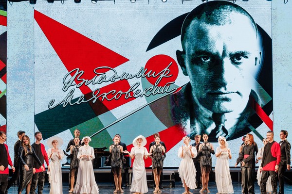 Маяковский на корабле современности