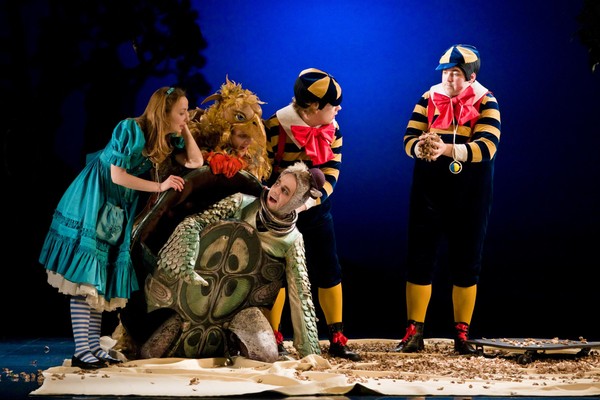 Спектакль «Алиса в Зазеркалье»