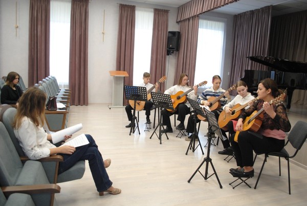 Концерт «Музыкальные открытки» учащихся класса гитары