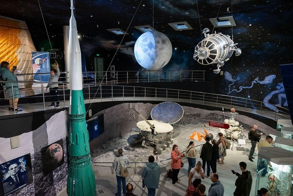 Книжная экспозиция «Вселенная в книжных переплётах»