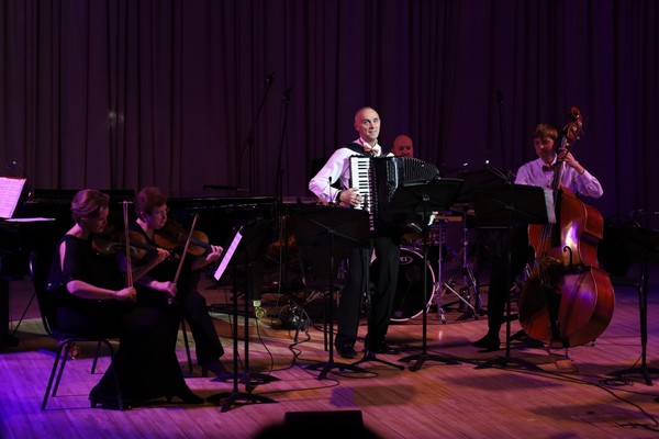 Ансамбль «Виртуозы Красноярска». Муаровое платье