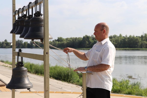 Звон колокольный летит над Землей