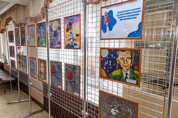 Фотовыставка и выставка детского изобразительного искусства, посвященная Дню космонавтики