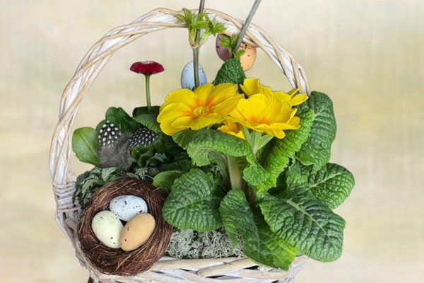 Пасхальная композиция из живых цветов