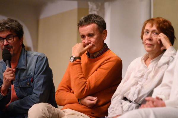 Читка пьесы «Стойко падают киты»