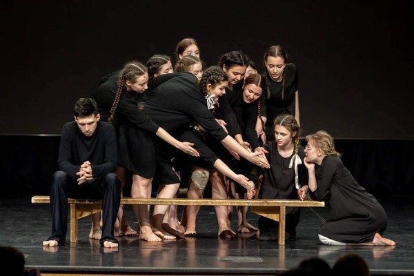 Показ спектакля «Перелистывая страницы» для Московской студии Оперение