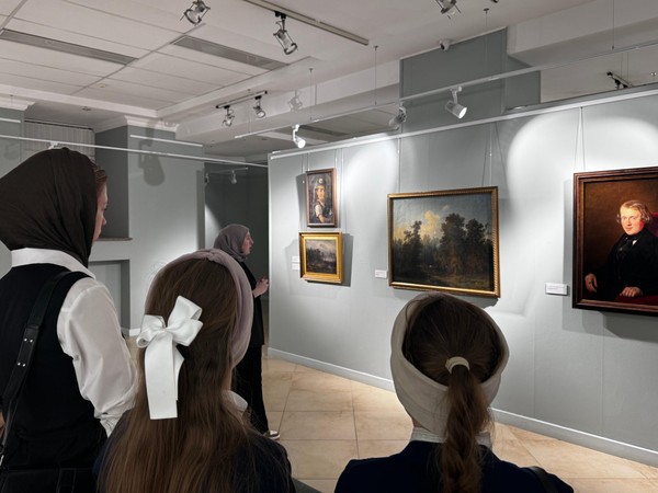 Выставка «Диалоги цвета»