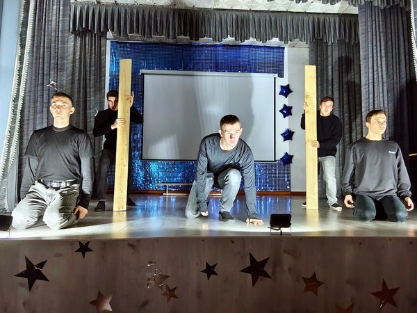 Это мы идём, чтоб стать людьми