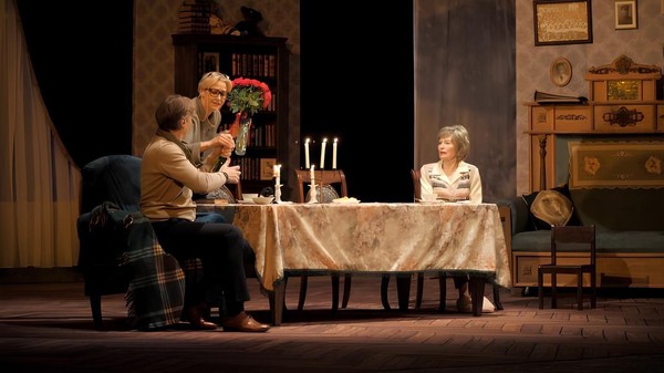 Показ спектакля «Давайте чокнемся»