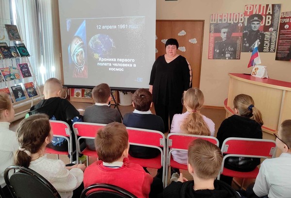 Познавательно-игровая программа «Если очень захотеть, можно в космос полететь...»