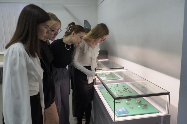 Экскурсия по выставке «Клады – кладезь информации»