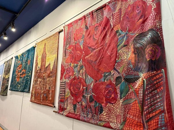 Выставка «Мир через краски»