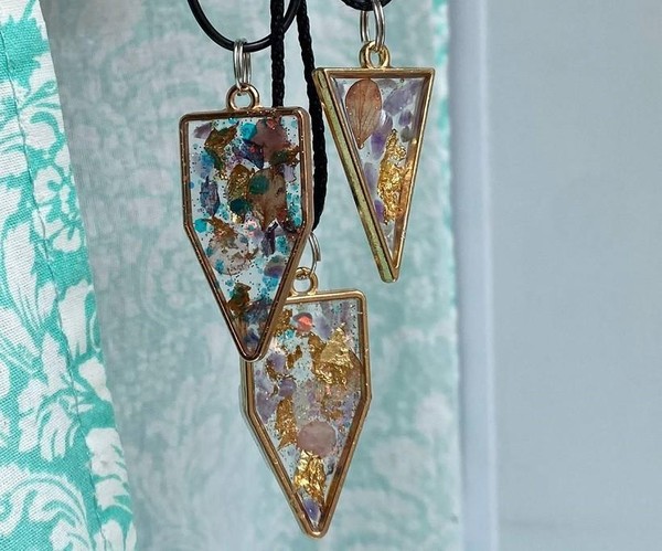 Творческое занятие «Кулон своими руками»