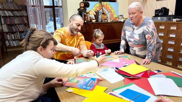 Занятие в изостудии «Акварелька» с мастер-классом по аппликации