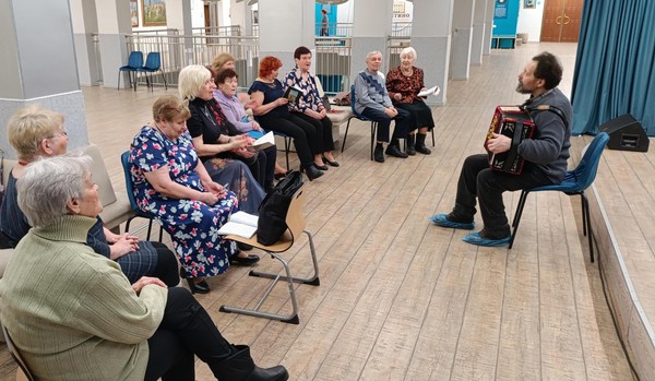 Исполнение песен под гармонь «Песни – как ветер весенней порой…»