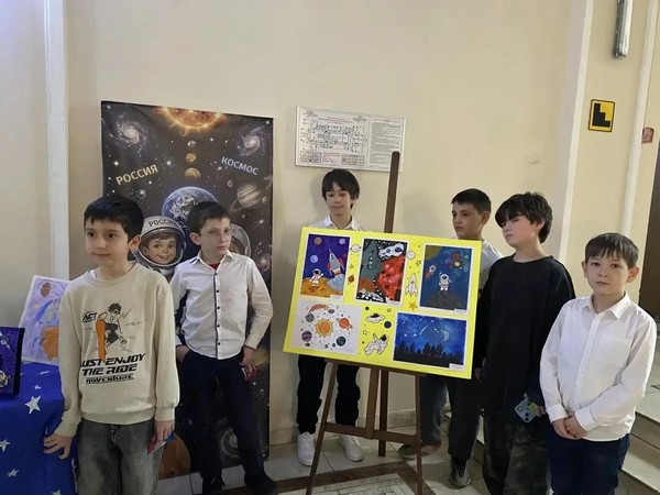 Выставка детских рисунков «Звёздный мир»