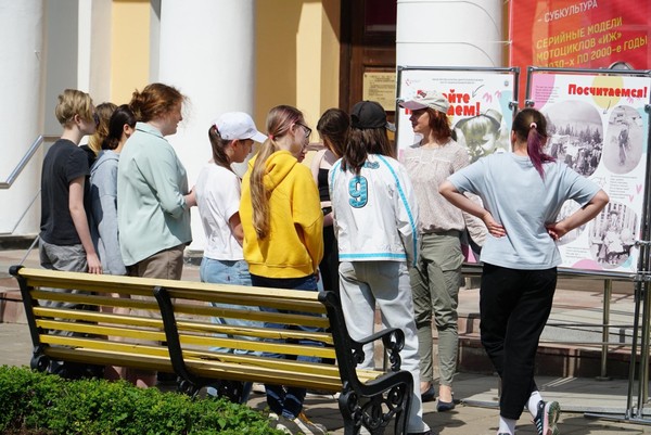 Экскурсия по передвижной выставке «Я удмурт»