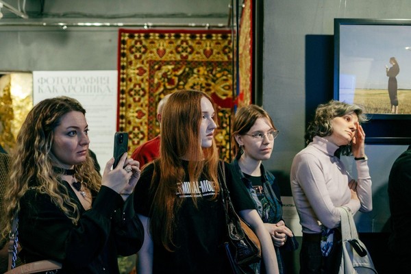 Ночная экскурсия по выставке «Фотография как хроника: антропология доверия»