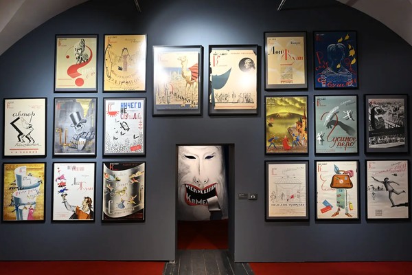 Арт-медиация «Театр» по выставке «Николай Акимов и ученики» для посетителей серебряного возраста