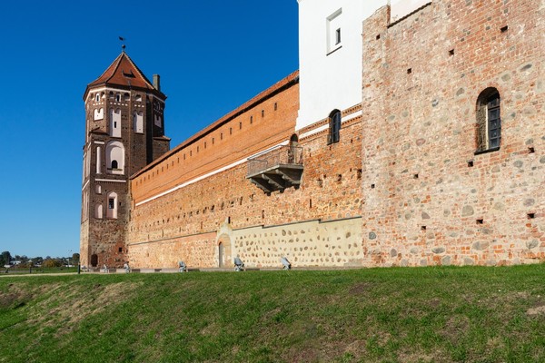 В Несвижский и Мирский замки из Минска — с гидом-водителем