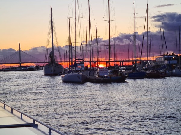 Вечерний круиз под звуки саксофона