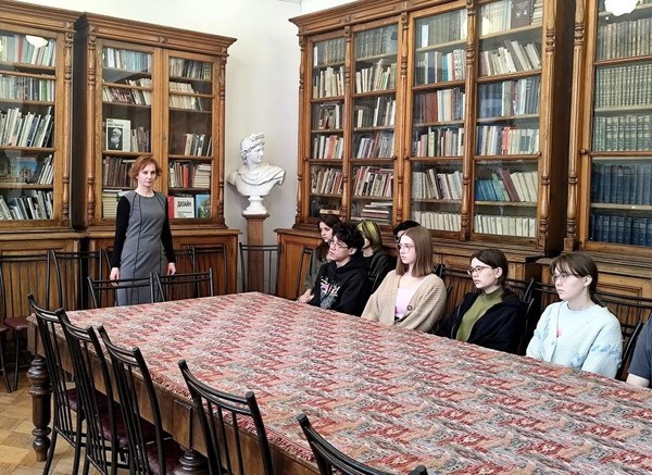 Книжная экскурсия «Дыхание истории»: к Международному дню памятников и исторических мест