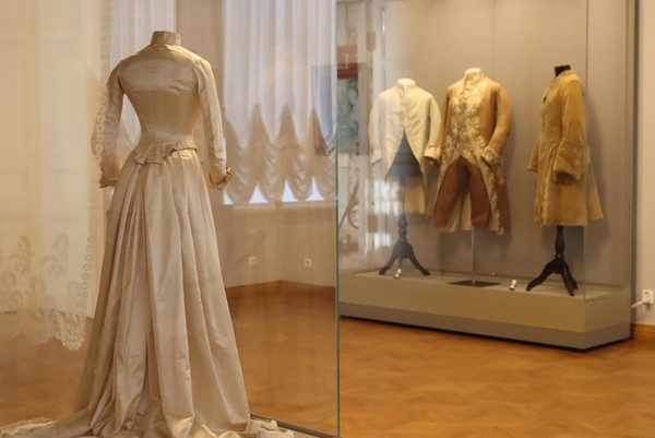 Экскурсия по выставке «Шёлк, парча, атлас и бисер. Одежда и аксессуары XVIII–XIX вв.»