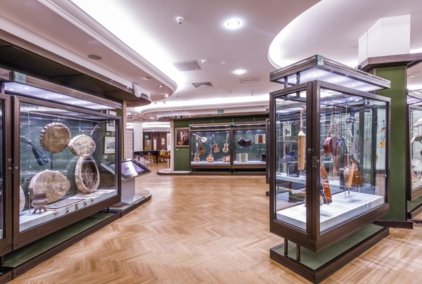 Экспозиция и временные выставки Музея музыки (за исключением «Музыкальная эволюция: от камней до нейросети»)