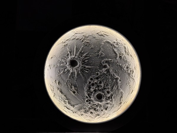 Луна-ночник текстурной пастой