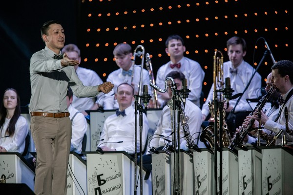 Праздничный концерт с оркестром Петра Востокова. Серенада солнечной долины. Чай вдвоём. Караван